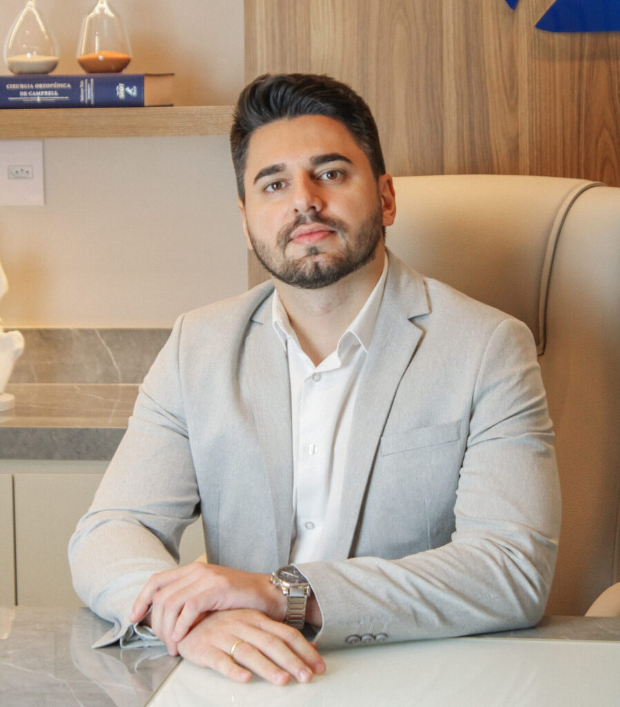 Dr. Guilherme Novato, ortopedista especialista em quadril, em seu consultório